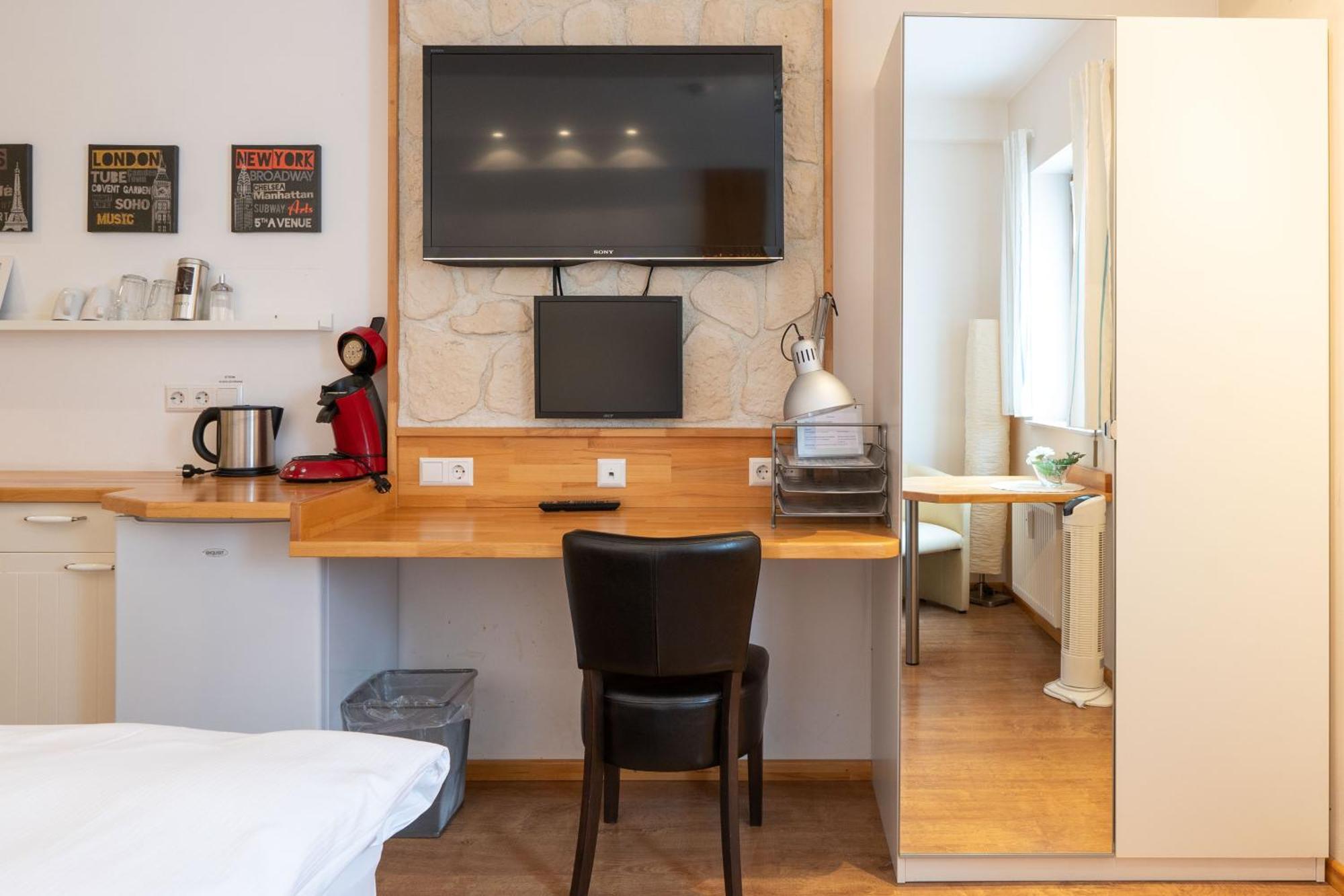 Warum Ins Hotel Некарзулм Екстериор снимка