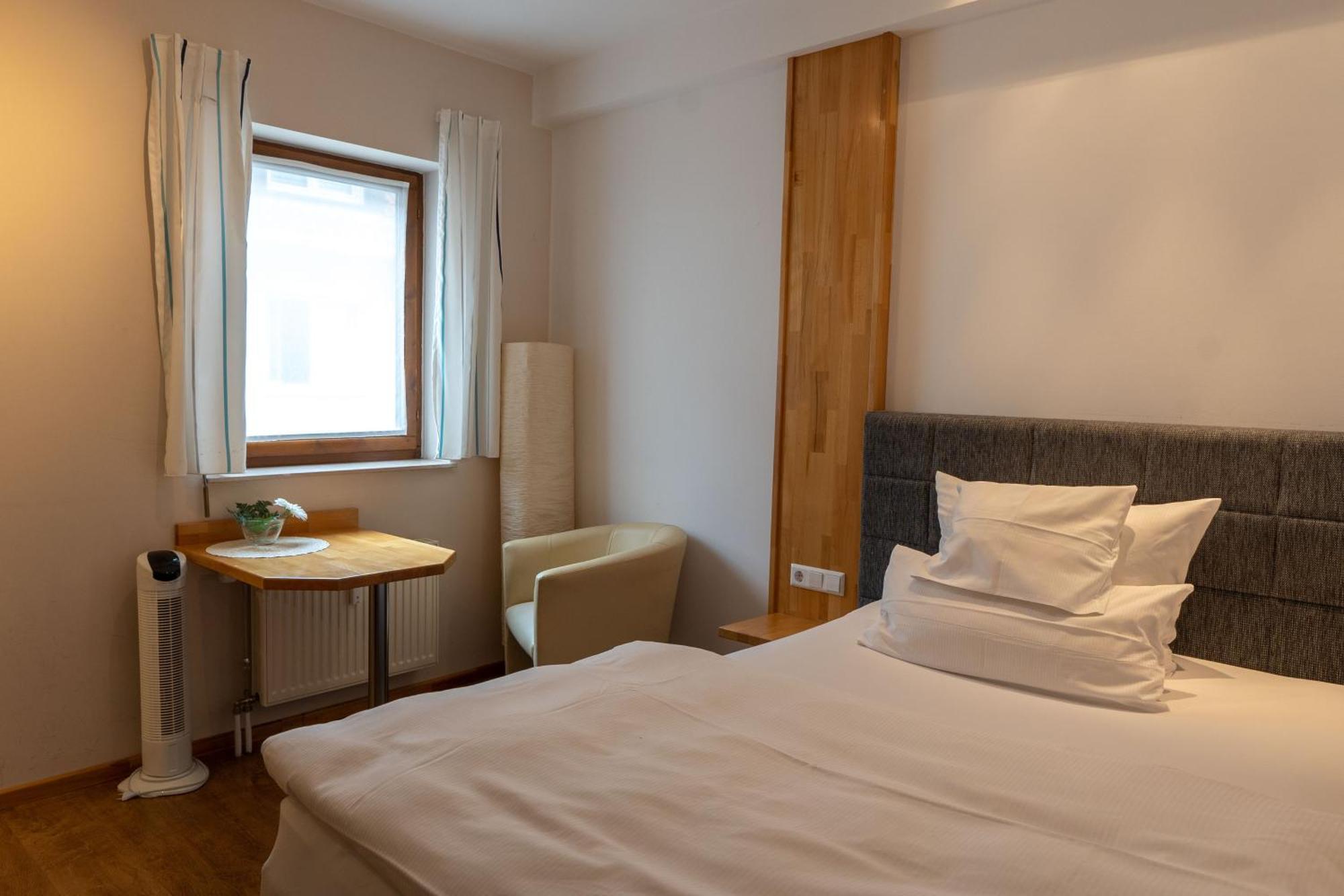 Warum Ins Hotel Некарзулм Екстериор снимка