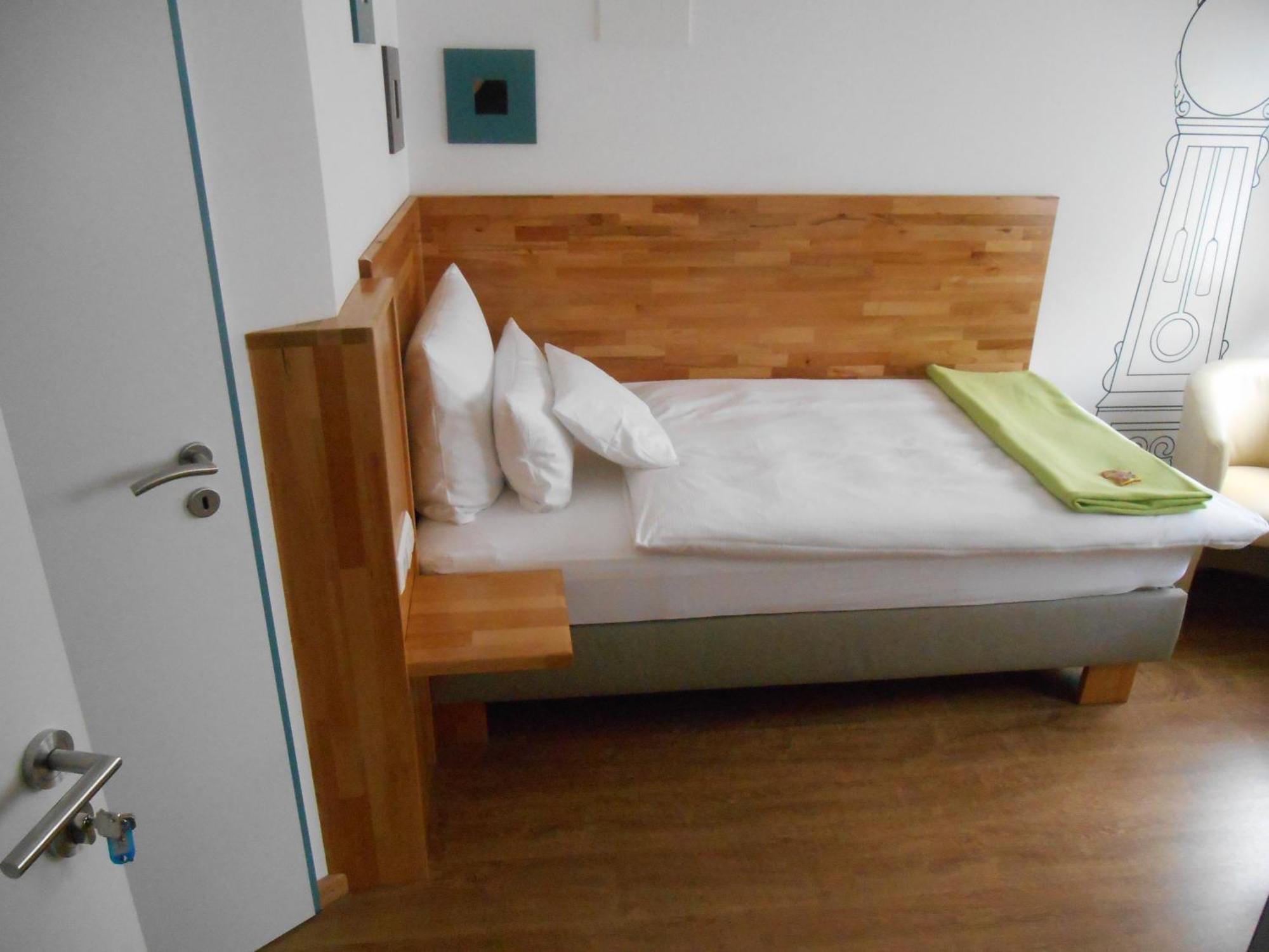 Warum Ins Hotel Некарзулм Екстериор снимка
