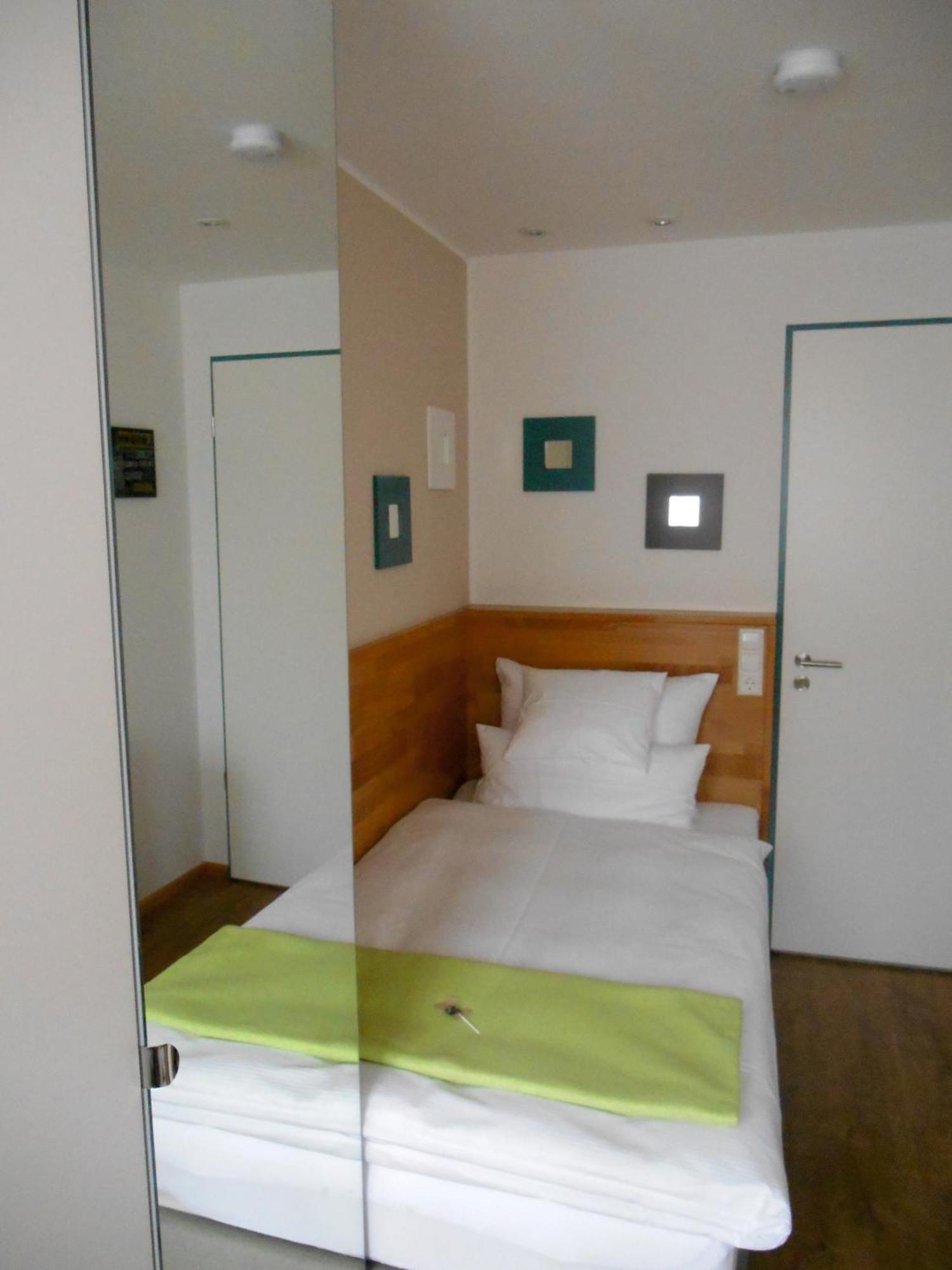 Warum Ins Hotel Некарзулм Екстериор снимка