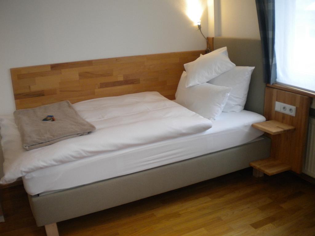 Warum Ins Hotel Некарзулм Екстериор снимка