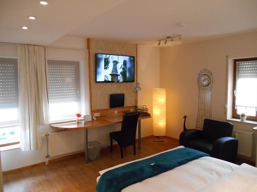 Warum Ins Hotel Некарзулм Екстериор снимка