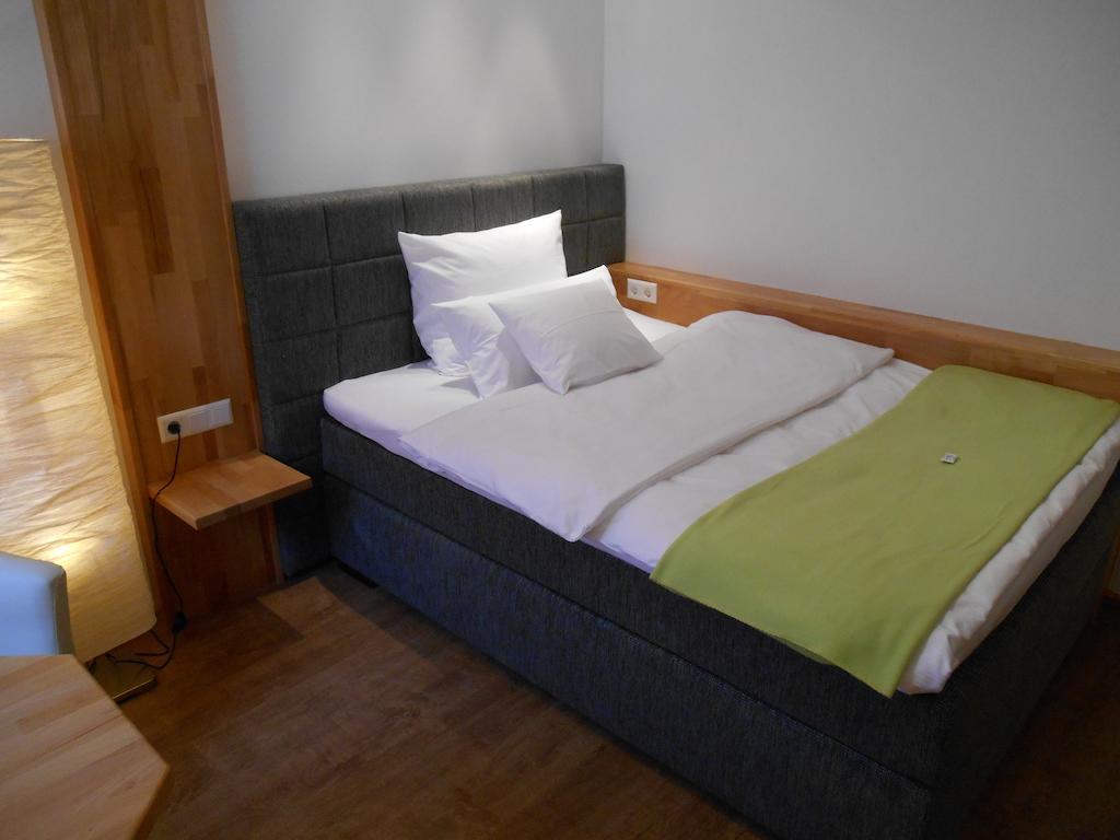 Warum Ins Hotel Некарзулм Стая снимка