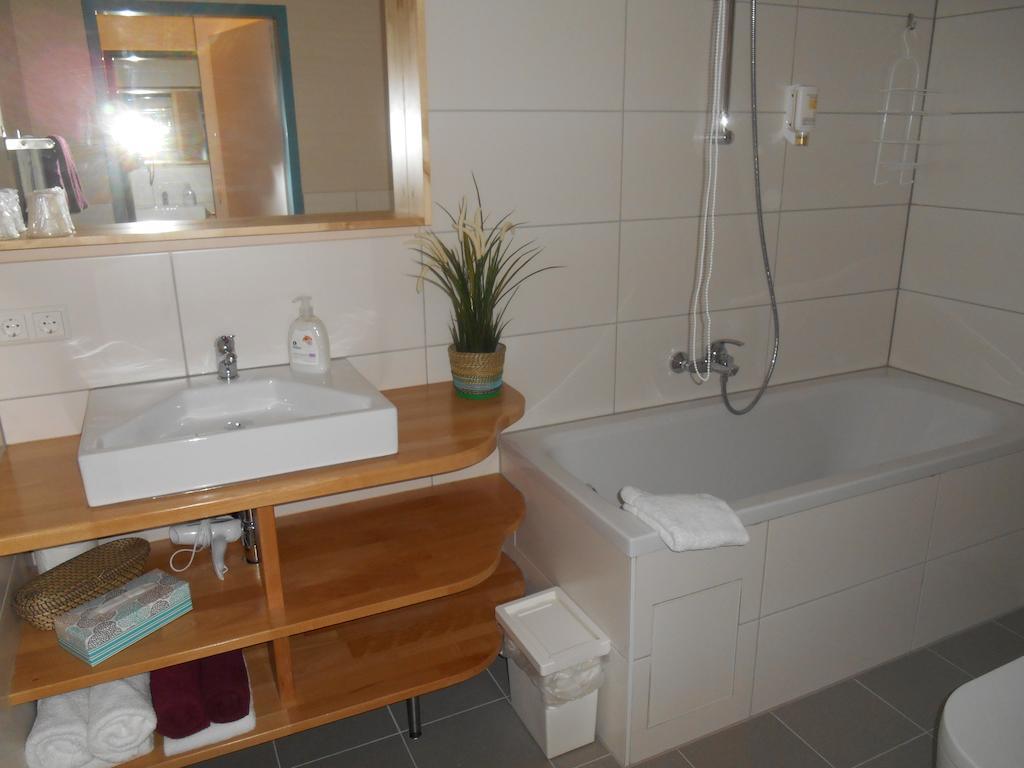 Warum Ins Hotel Некарзулм Екстериор снимка