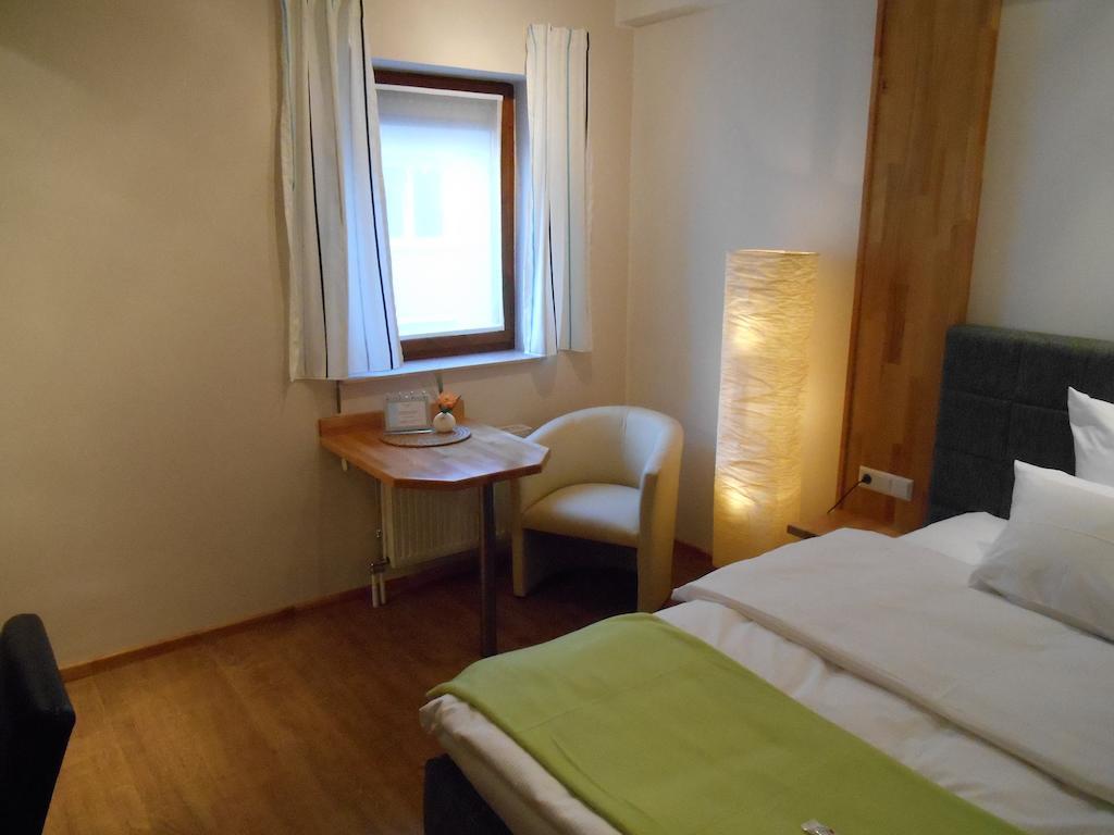 Warum Ins Hotel Некарзулм Екстериор снимка