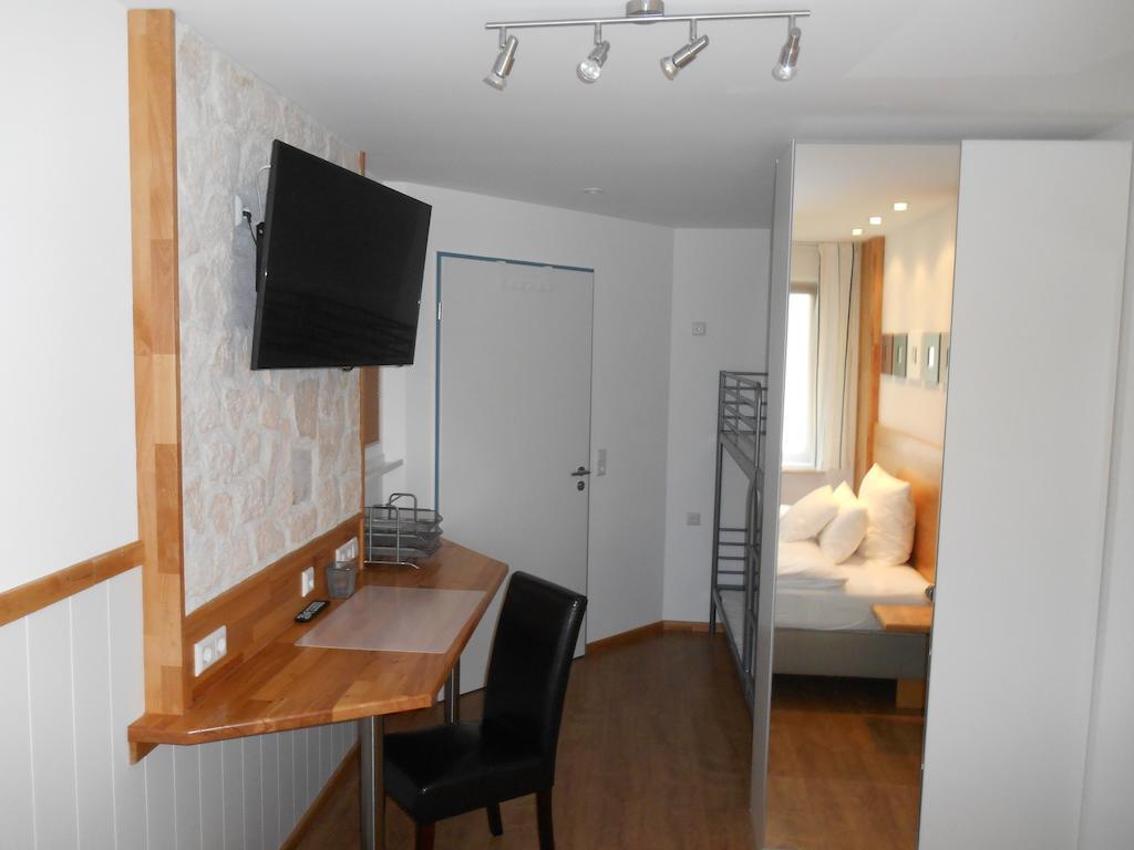 Warum Ins Hotel Некарзулм Екстериор снимка